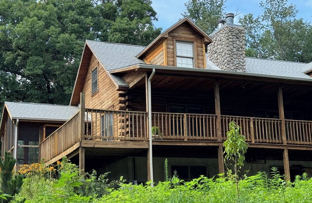 Beautiful Log House 4 Bed, 2 Baths, 15 acre land, close to Madison, sleeps 13
