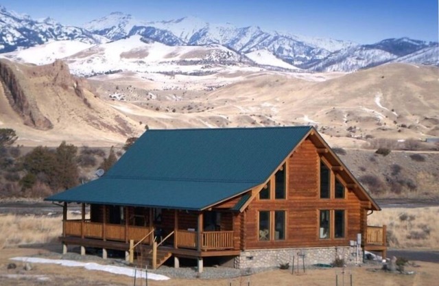 Beautiful Log House on the Yellowstone River!