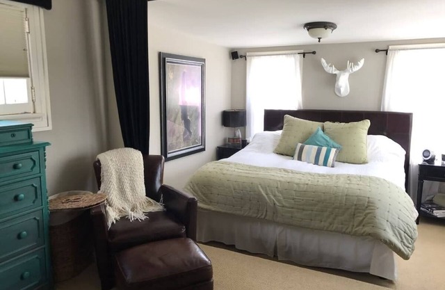 Beautiful Luxury Home of Shorewood Suites A+B