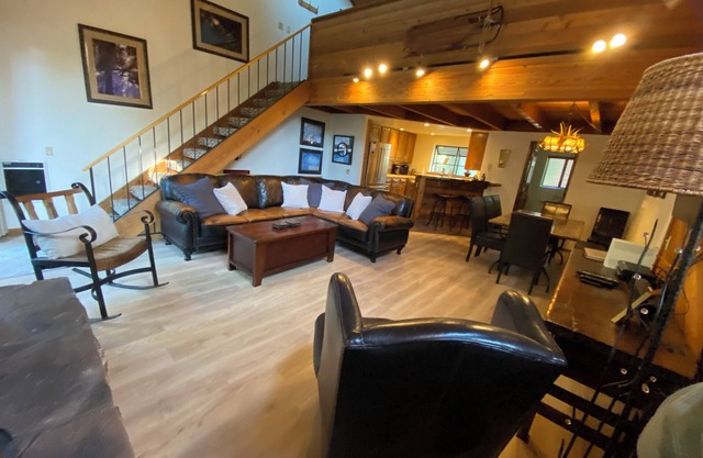 Beautiful Mammoth Condo. Two master bedrooms! Just one mile from Eagle Lodge!