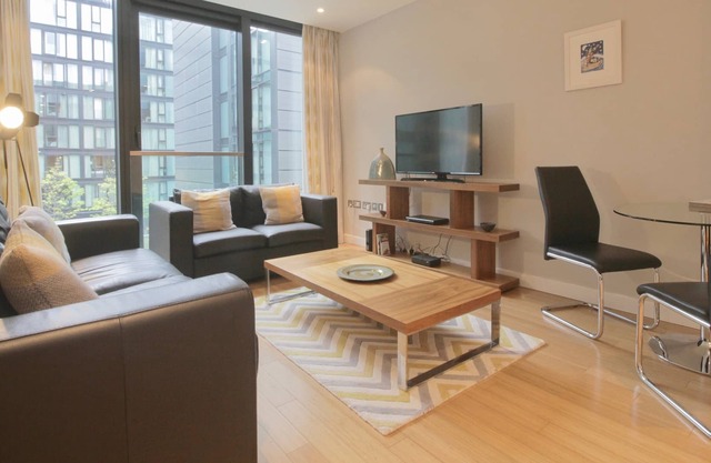Beautiful, modern one-bed apartment in the heart of Edinburgh's city centre. Sleeps 4.