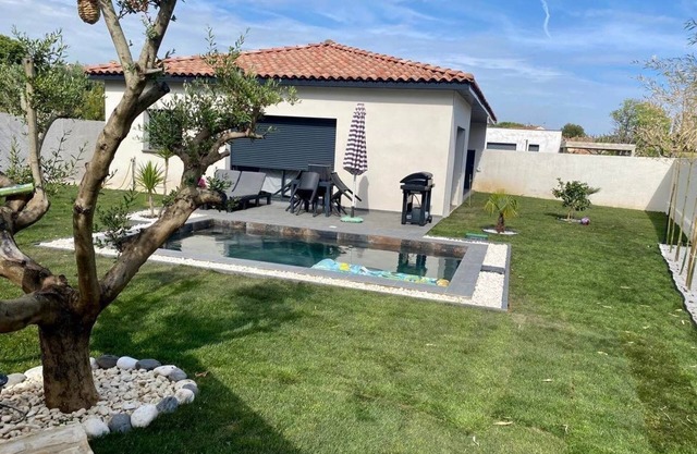 beautiful modern villa with swimming pool near cap d'agde