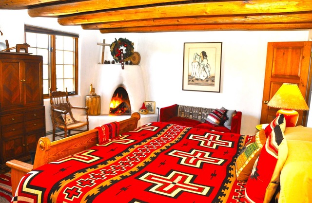 Beautiful Mountain Views, Beamed Ceilings, 2 Fireplaces