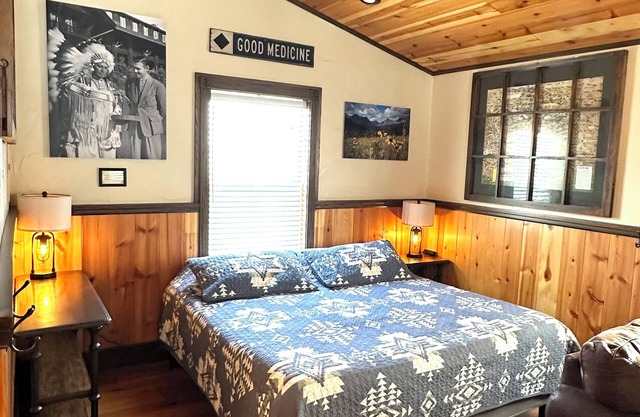 Beautiful new luxury cabin on large private lot