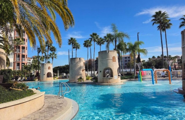 Beautiful one-bedroom, 2-bath condo with full kitchen, minutes to Disney gates