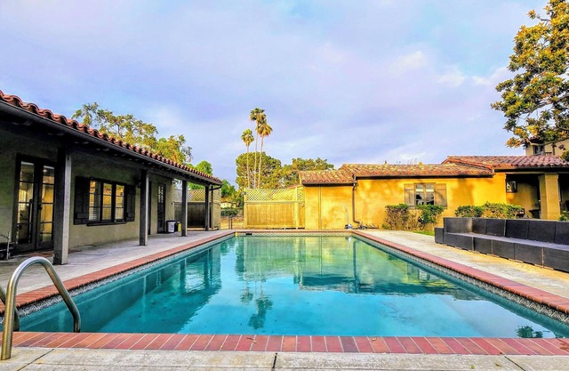 Beautiful Pool House w/Swimming Pool & Parkings