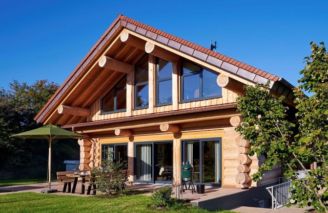 Beautiful private villa for 8 people with pool, hot tub, WIFI, TV, patio, pets allowed and parking