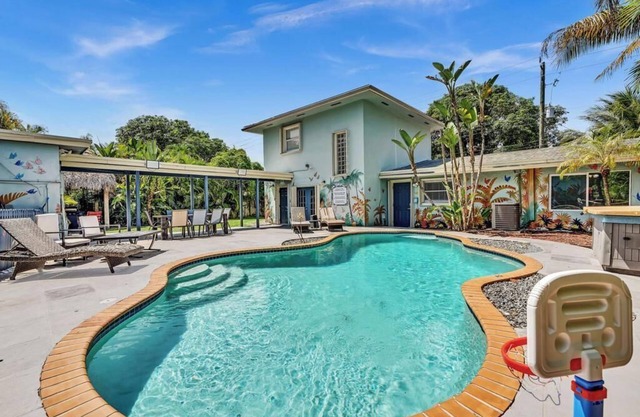 BEAUTIFUL PRIVATE RESORT 7 bedrooms 5 baths pool house