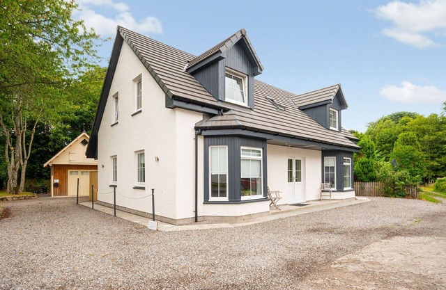 Beautiful private villa for 8 guests with WIFI, TV, patio and pets allowed