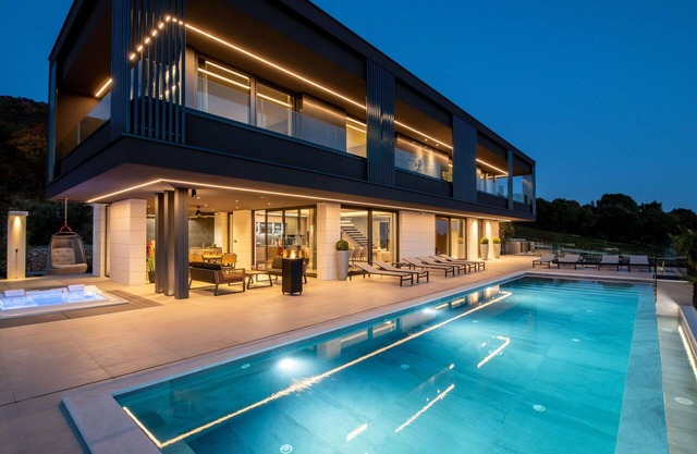 Beautiful private villa with hot tub, private pool, A/C, WIFI, TV, terrace and panoramic view