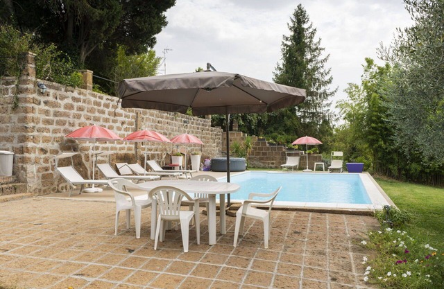 Beautiful private villa for 17 people with WIFI, private pool, TV, patio, pets allowed and parking