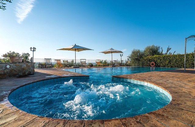 Beautiful private villa with private pool, WIFI, A/C, hot tub, TV, balcony, close to San Gimignano