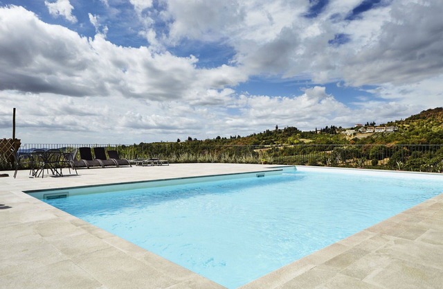 Beautiful private villa for 18 people with WIFI, private pool, TV and pets allowed, close to Are.