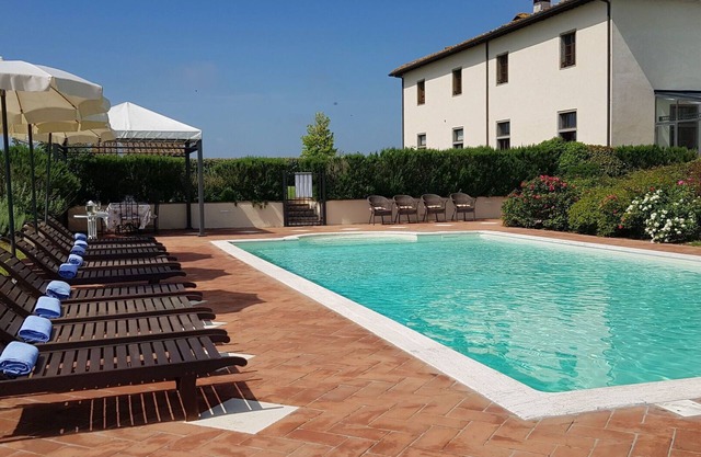 Beautiful private villa with A/C, WIFI, hot tub, sauna, private pool, TV, patio, close to Cortona