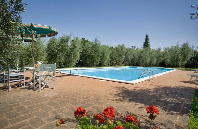 Beautiful private villa for 8 people with private pool, WIFI, TV, patio and parking