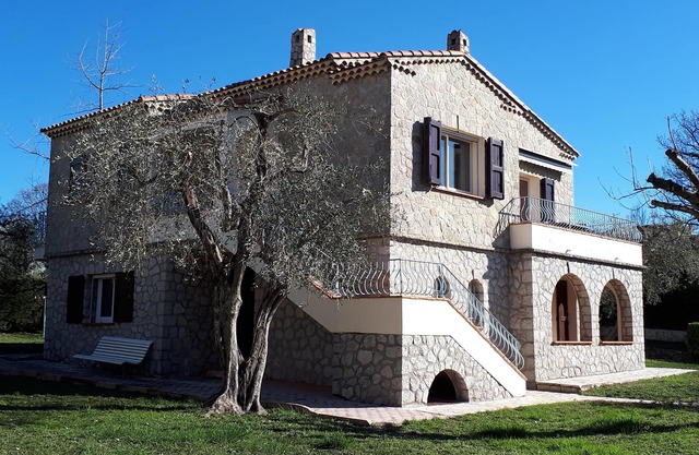 Beautiful Provencal Stone Villa with Large Pool and Pool House