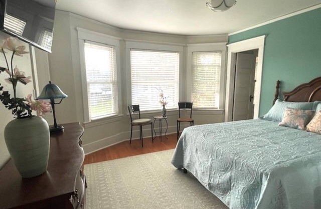 Beautiful Queen Room w/Private Bath in gorgeous Forest Grove Historic Home B&B