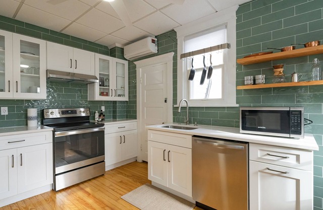 Beautiful Remodeled Downtown Frederick Cottage (Pet-Friendly)