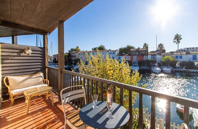 Beautiful renovated 2-room apartment in Port GrimaudSouth - WIFI