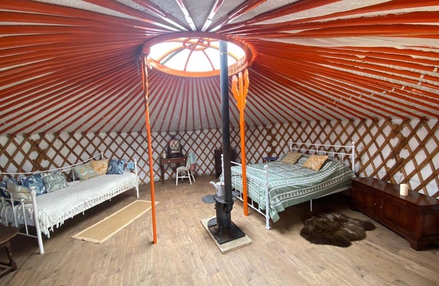 Beautiful Rural Yurt with Wood Fired hot tub