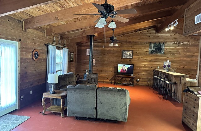 Beautiful Rustic Cabin nJust 10 Minutes to Granbury square