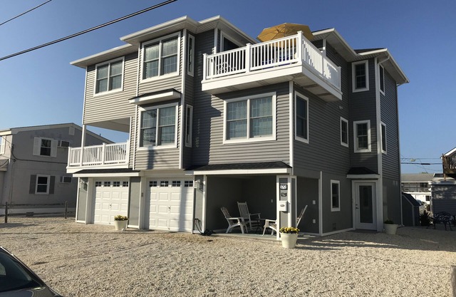 Beautiful, Spacious Condo - 4 houses from the beach