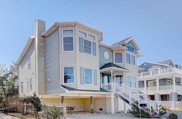 Beautiful Shore Getaway! Walk To Beach And Restaurants In Minutes!