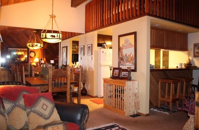 Beautiful Snowcreek Condo - 1 Bdrm, Loft & Bonus Room - Pet Friendly