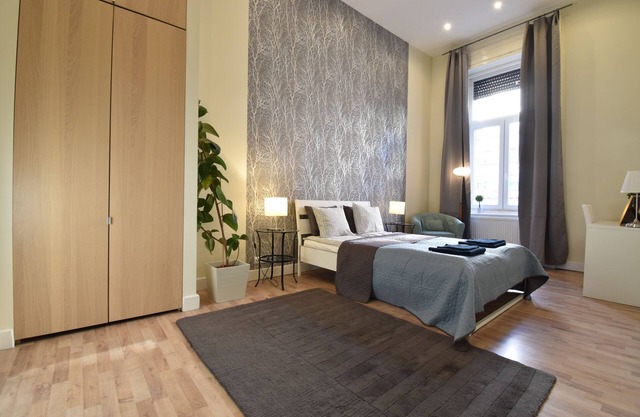 Beautiful spacious central 4 bedroom/3 bathroom