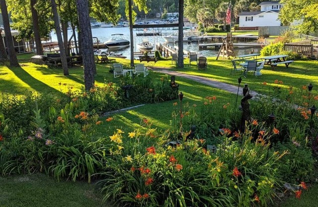 Beautiful & Spacious with Hot Tub, Game Room & More. Large Yard Near the Dam!