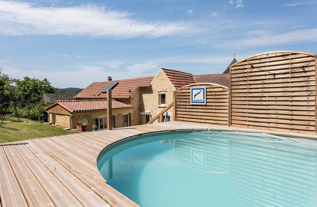 Beautiful stone house with pool by the Dordogne river