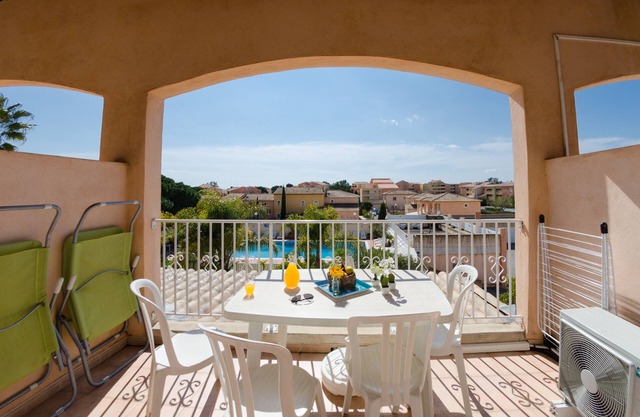 Beautiful T2 Mezzanine 6 p. 250m from the BEACH with HEATED POOL & TENNIS (204)