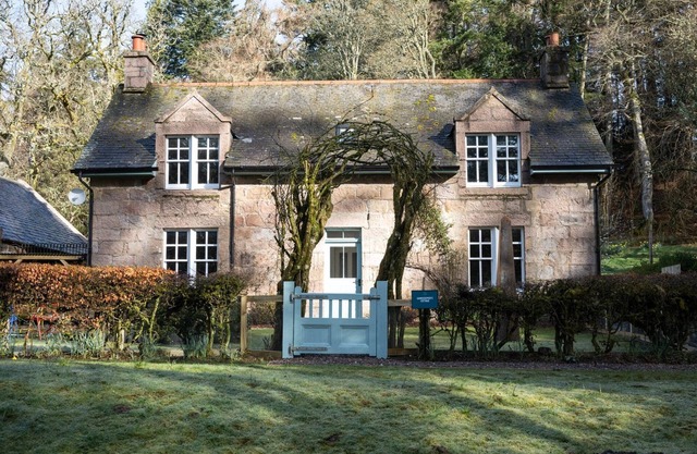 Beautiful three-bedroom countryside house offering relaxed, comfortable accommodation with views over the River Dye. Sleeps 6.