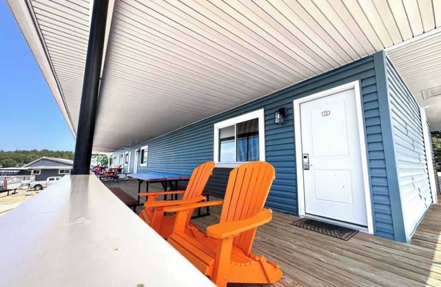 Beautiful Upstairs 2 Bedroom 1 bath at Lake Front Resort Unit 12