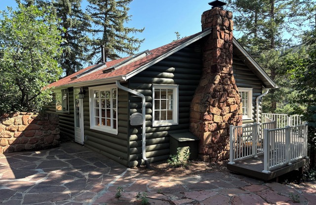 Beautiful Cabin in Green Mountain Falls - 20 mins from downtown Colo Springs!