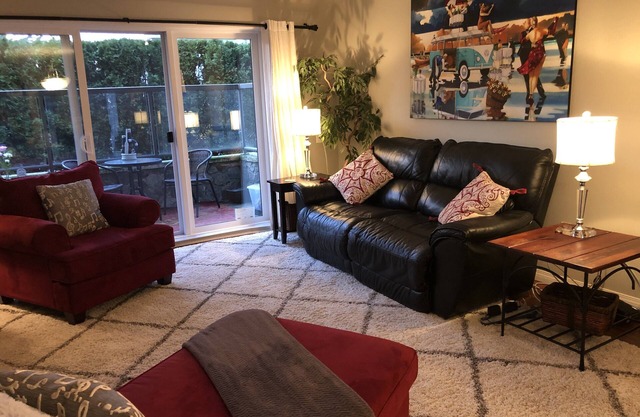 Beautiful Victoria Location In James Bay, A Short Walk To The Ocean And Downtown