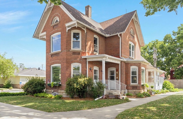 Beautiful Victorian Home One Block from Mississippi River!