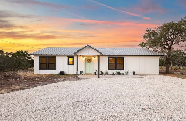 Beautiful views, 3 bedrooms, AC, pet friendly with fully fenced yard.