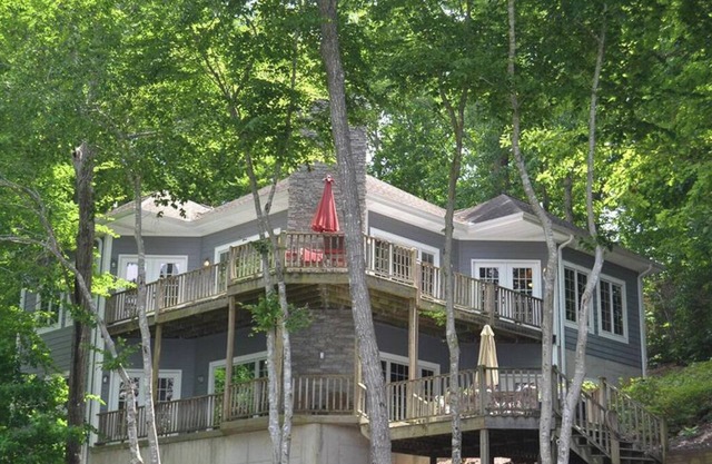 Beautiful views on Lake Hartwell! Deep cove! Everything you need to relax!