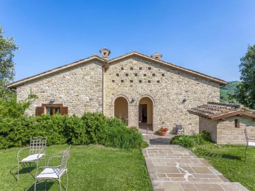 Beautiful Villa in Belforte all'Isauro with Swimming Pool