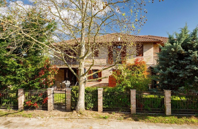 Beautiful villa for 9 people with WIFI, A/C, TV, terrace, pets allowed and parking