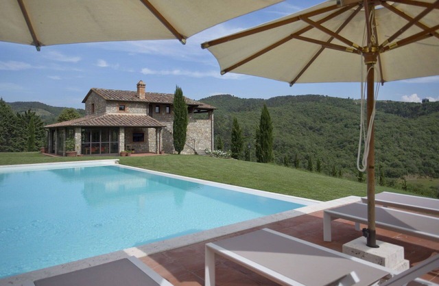 Beautiful villa for 16 people with private pool, A/C, WIFI, TV, patio, panoramic view and parking