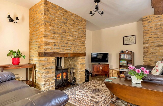 Beautiful villa for 4 guests with WIFI, TV, pets allowed and parking