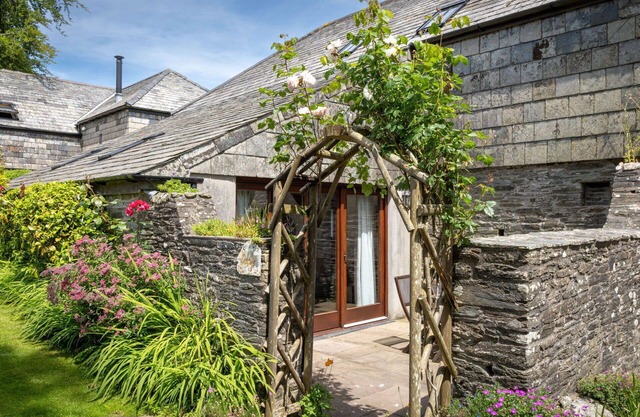 Beautiful villa for 5 guests with WIFI, hot tub, patio, pets allowed and parking