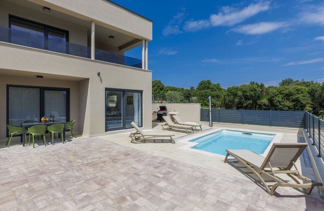 Beautiful villa for 6 people with A/C, WIFI, private pool, TV and terrace