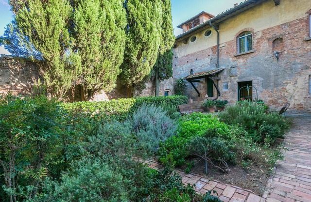 Beautiful villa for 4 guests with A/C, pool, WIFI and parking