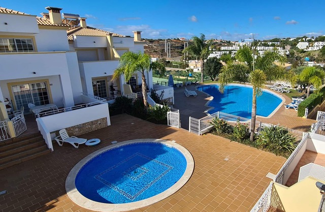 Beautiful villa in Albufeira, small condominium with 2 swimming pools and tennis court