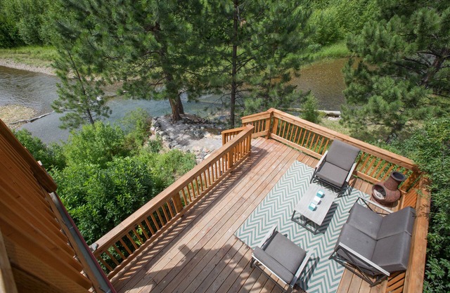 Beautiful water front cabin sleeps four. Just 30 minutes from Missoula airport.
