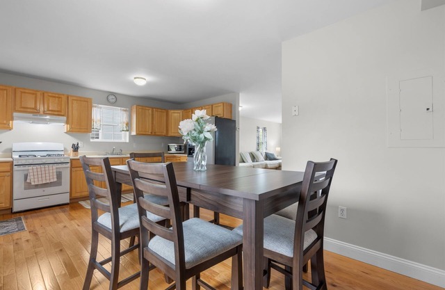 Beautiful Waterfront 4 Bedroom, 1.5 Bathroom Unit.