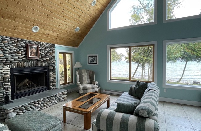 Beautiful, well maintained home on Lake Michigan at Indian Point!